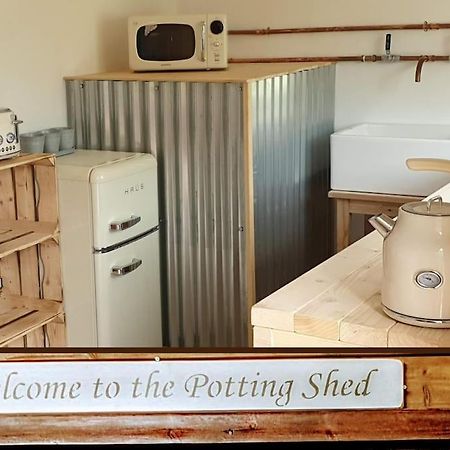The Potting Shed Near Tenby, 100" Projector, Four Poster Bed, On-Site Hot Tub Access Via Spa Pack, Breakfast Esterno foto