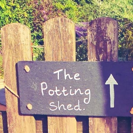 The Potting Shed Near Tenby, 100" Projector, Four Poster Bed, On-Site Hot Tub Access Via Spa Pack, Breakfast Esterno foto