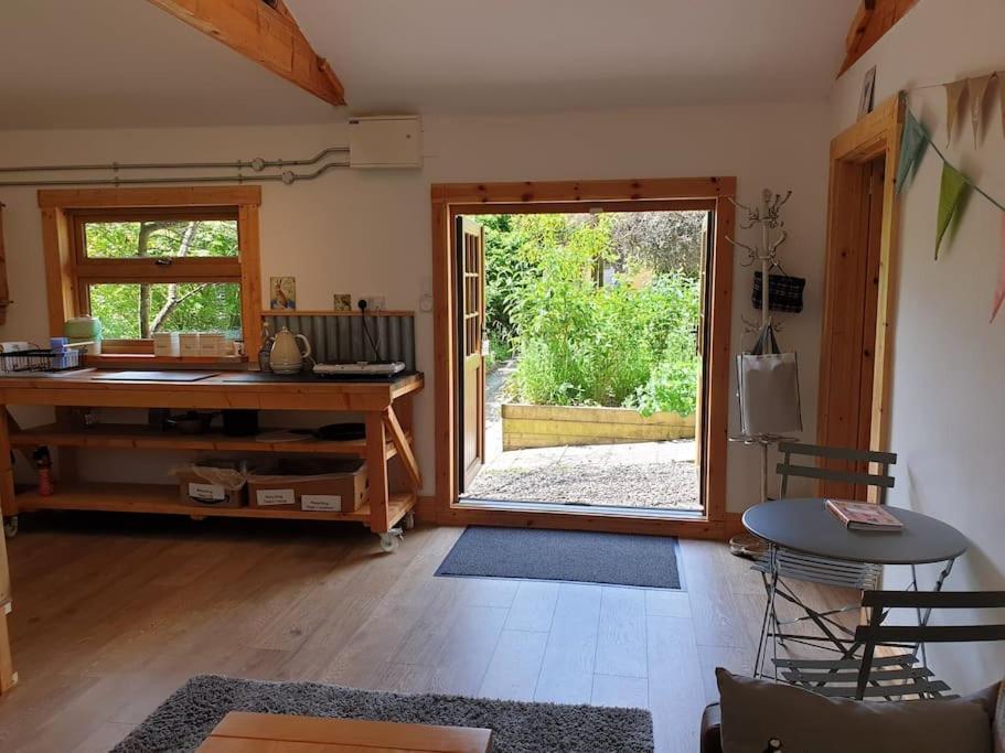 The Potting Shed Near Tenby, 100" Projector, Four Poster Bed, On-Site Hot Tub Access Via Spa Pack, Breakfast Esterno foto