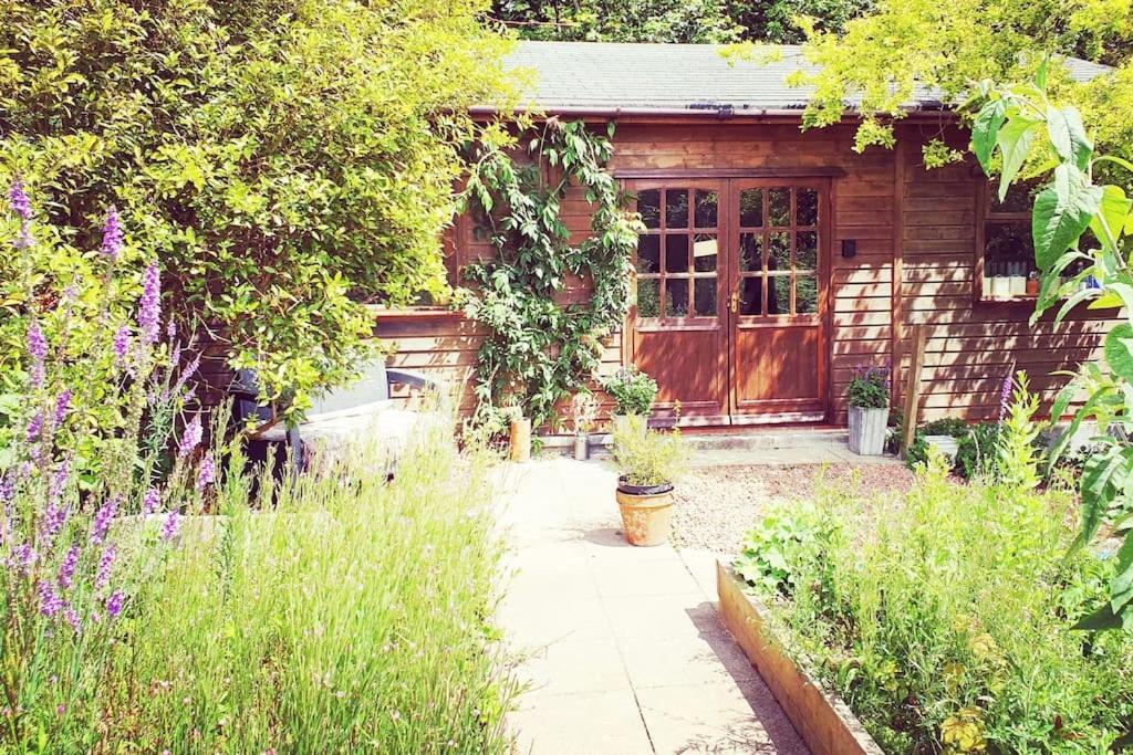 The Potting Shed Near Tenby, 100" Projector, Four Poster Bed, On-Site Hot Tub Access Via Spa Pack, Breakfast Esterno foto