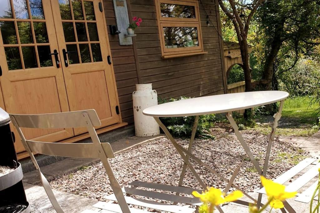 The Potting Shed Near Tenby, 100" Projector, Four Poster Bed, On-Site Hot Tub Access Via Spa Pack, Breakfast Esterno foto