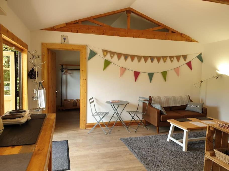 The Potting Shed Near Tenby, 100" Projector, Four Poster Bed, On-Site Hot Tub Access Via Spa Pack, Breakfast Esterno foto