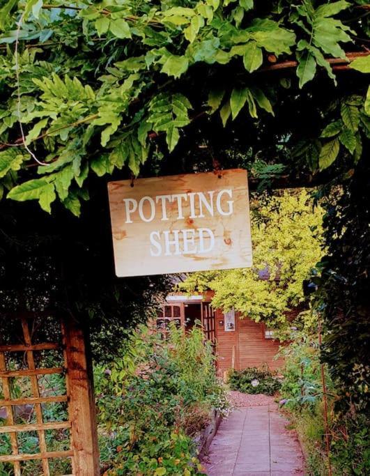 The Potting Shed Near Tenby, 100" Projector, Four Poster Bed, On-Site Hot Tub Access Via Spa Pack, Breakfast Esterno foto
