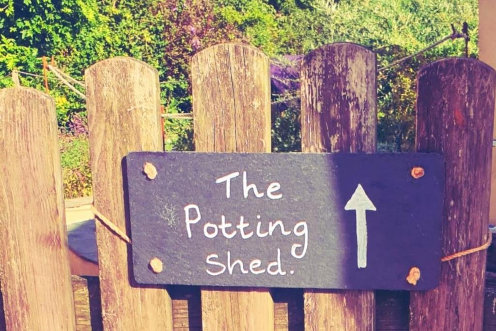 The Potting Shed Near Tenby, 100" Projector, Four Poster Bed, On-Site Hot Tub Access Via Spa Pack, Breakfast Esterno foto