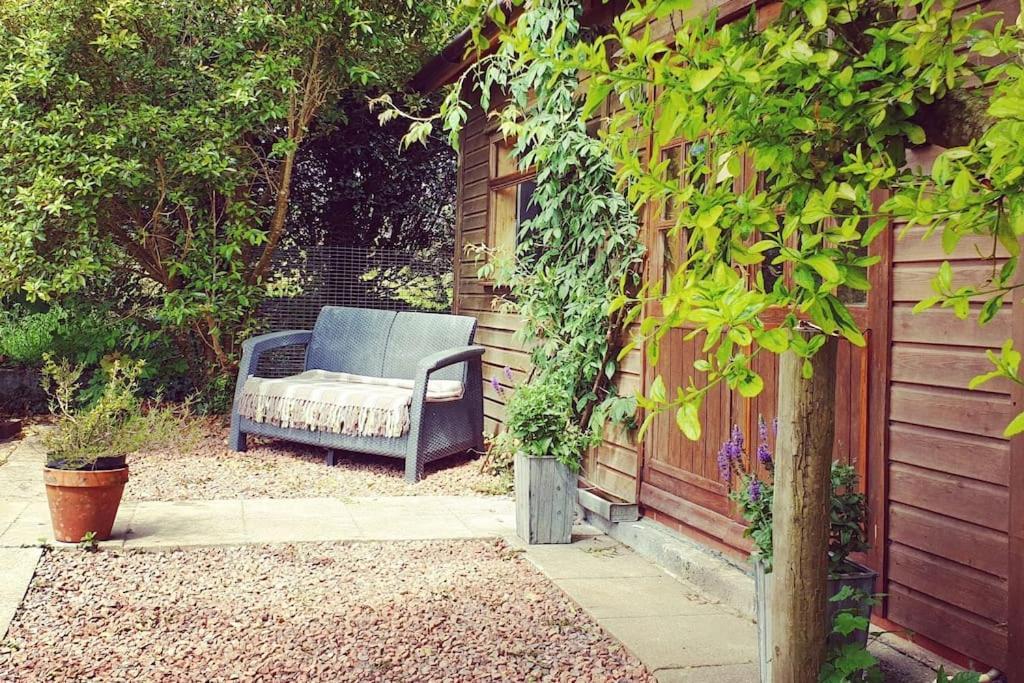 The Potting Shed Near Tenby, 100" Projector, Four Poster Bed, On-Site Hot Tub Access Via Spa Pack, Breakfast Esterno foto