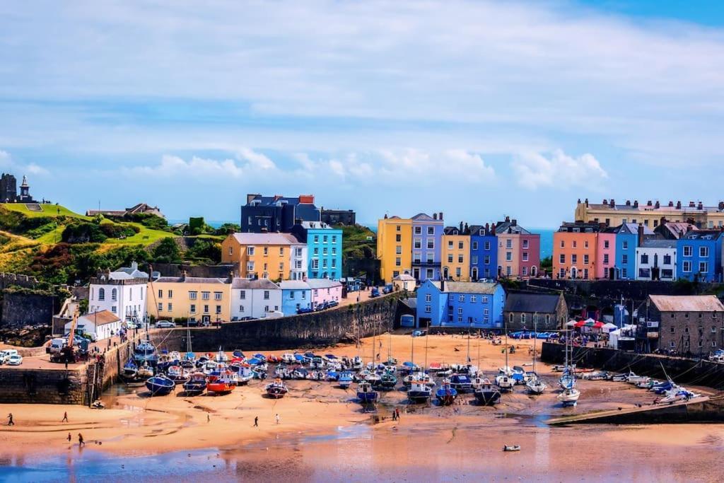 The Potting Shed Near Tenby, 100" Projector, Four Poster Bed, On-Site Hot Tub Access Via Spa Pack, Breakfast Esterno foto