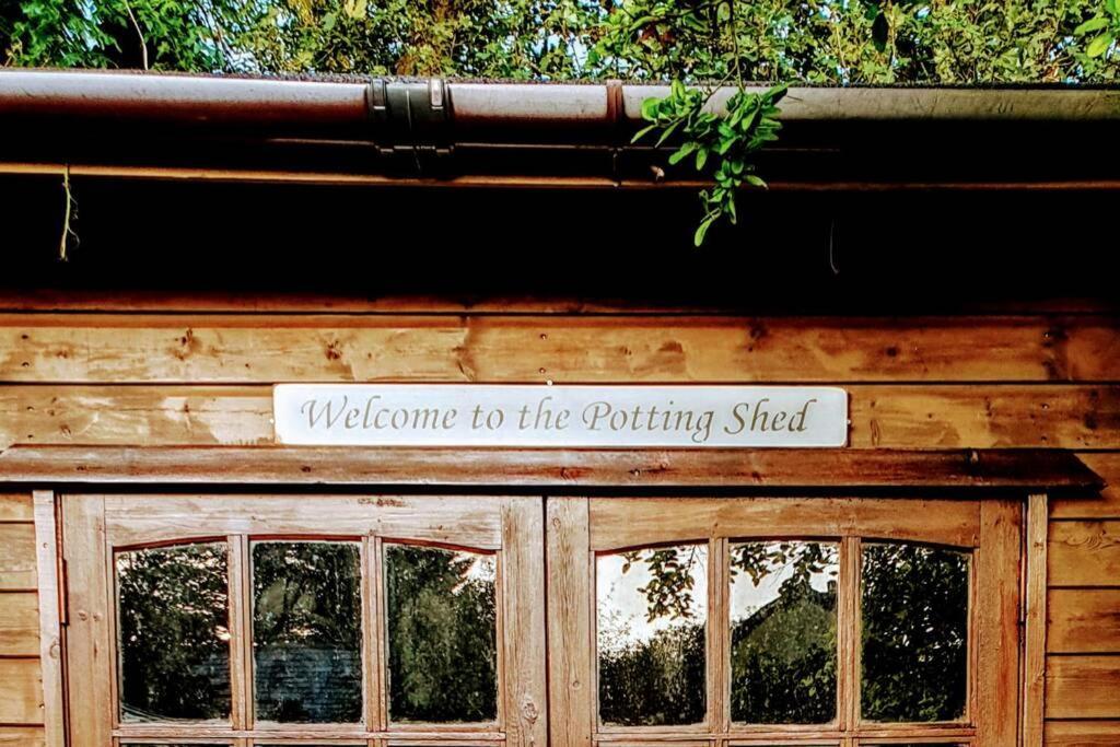 The Potting Shed Near Tenby, 100" Projector, Four Poster Bed, On-Site Hot Tub Access Via Spa Pack, Breakfast Esterno foto